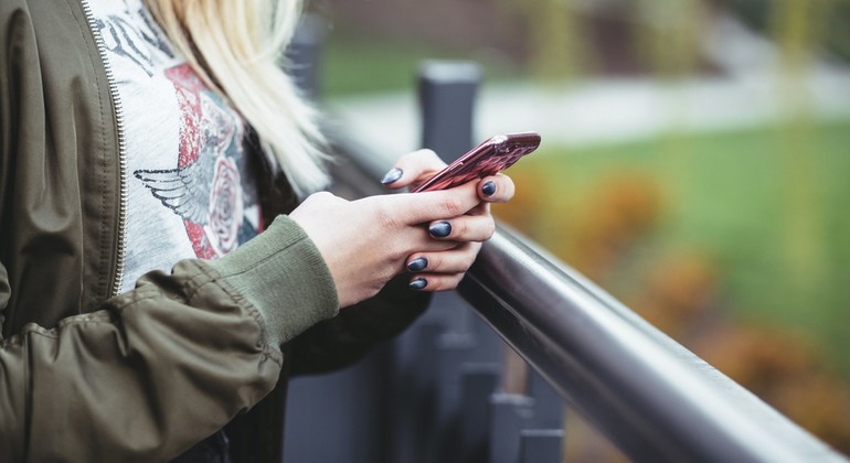 Person håller i telefon