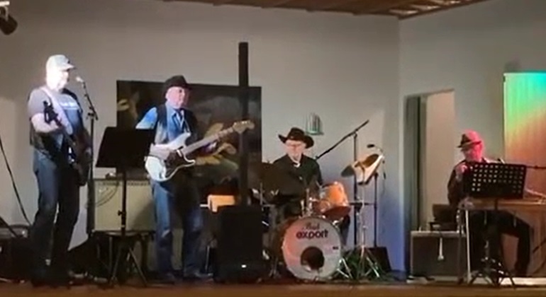 En bild på fyra musiker som spelar