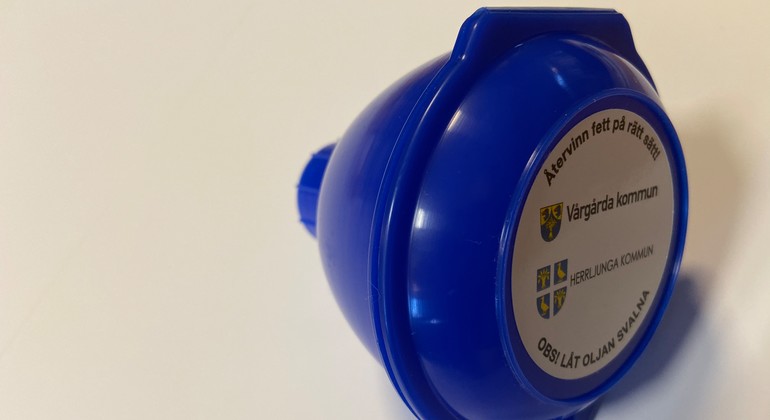 Blå mijötratt mot vit bakgrund