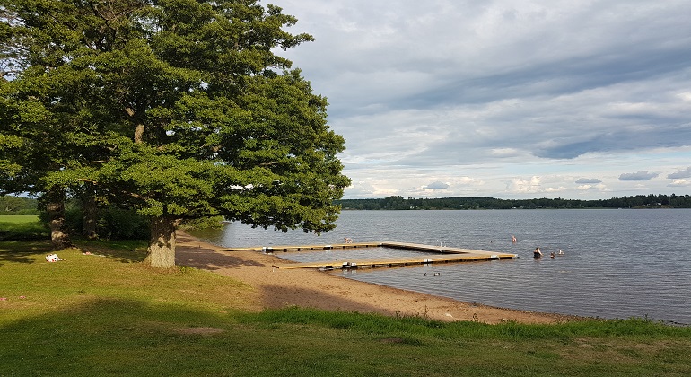 Norra Säms badplats med sandstrands bryggan