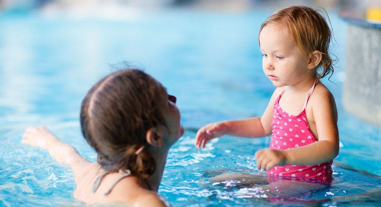 Barn som lär sig simma