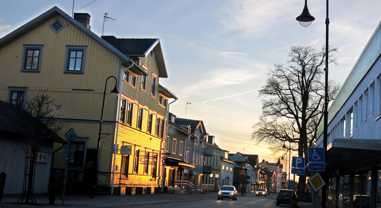 Storgatan i Herrljunga på kvällen.