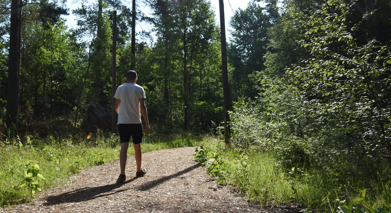 Ungdom går på elljusspår