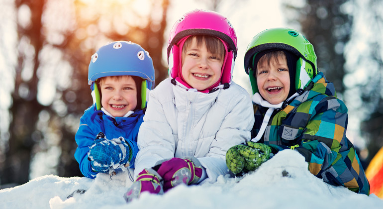 Tre glada barn i snön