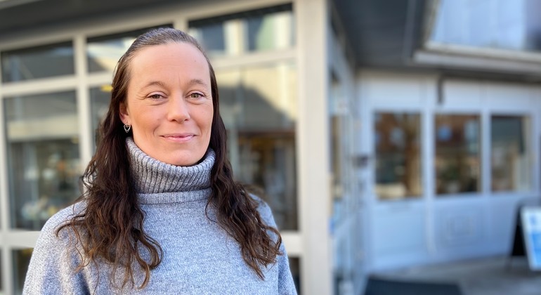 Anna Nikadon framför Herrljunga kommunhus