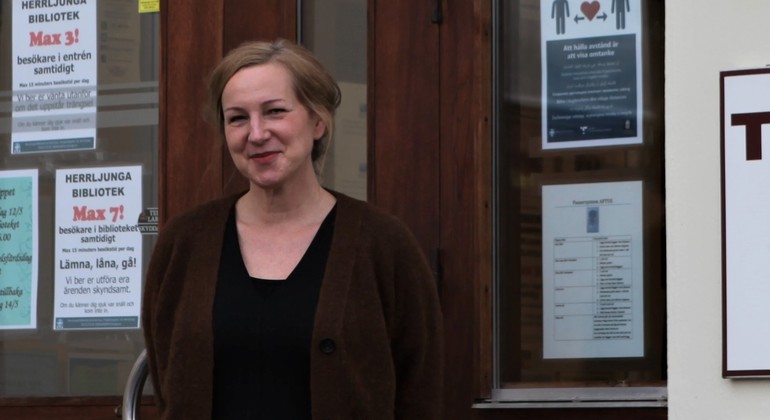 Marie Eriksdotter, bibliotekschef, utanför Herrljunga bibliotekets entré