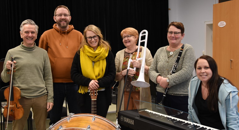 Personal från kulturskolan med var sitt musikinstrument